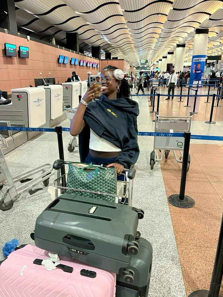 Femme à l'aéroport avec bagages.